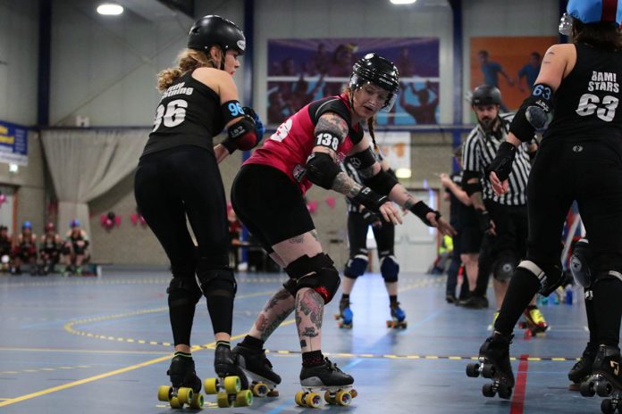 Beëlzebecks van Amsterdam Roller Derby All Stars blockt Little Lightning van Arnhem Roller Derby and Friends. ©Branko Collin