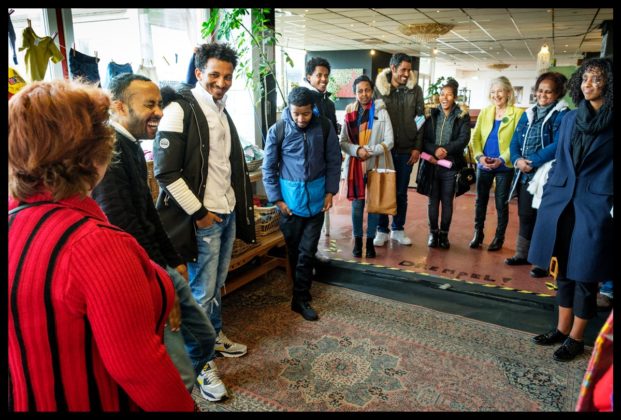 Ibrahim Saleh (tweede van links) is vrijwilliger bij Warm Welkom in Amsterdam-Noord | ©Sake Rijpkema