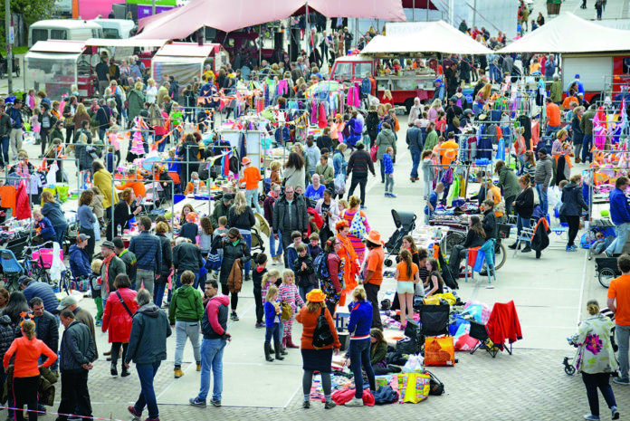 Spulletjes verkopen op Koningsdag | @Amerens Hedwich