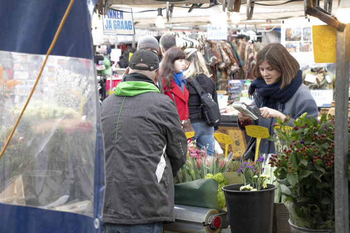 Een paar dagen op de markt of in een winkel werken kan lonen, dankzij de vrijlating en soms meer via de premie in het Amsterdamse bijstandsexperiment (personen op de foto komen niet in het artikel voor). | @George Maas/Fotonova