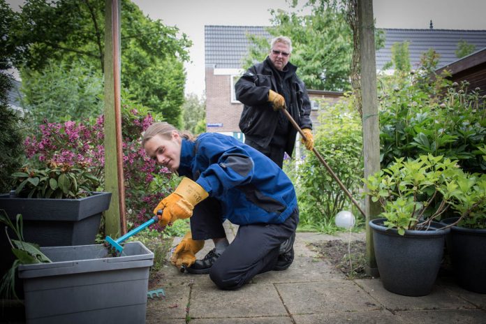 Ronald de Vries en stagiair Robin (geknield) aan het werk | © Sandra Hoogeboom