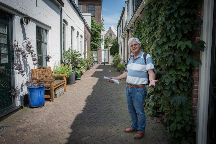 Gids Cees Pfeiffer leidt ons rond in Weesp | © Sandra Hoogeboom