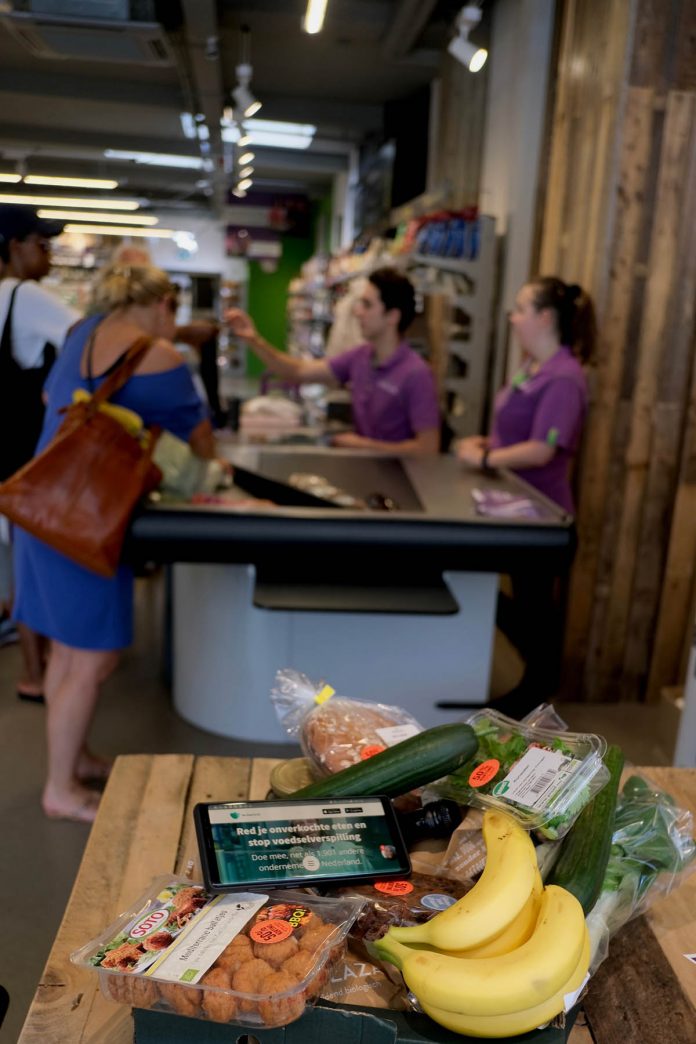 Met Too Good To Go haal je bij de supermarkt restpartijen voedsel tegen lage prijs | © Sodis Vita