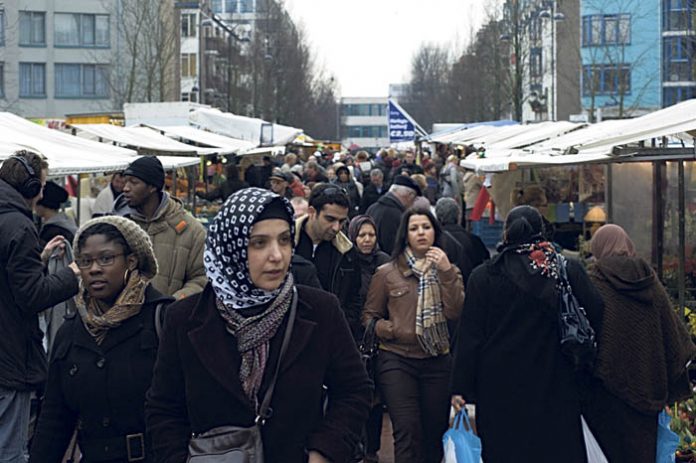 Drukte op de Dappermarkt | ©George Maas/Fotonova