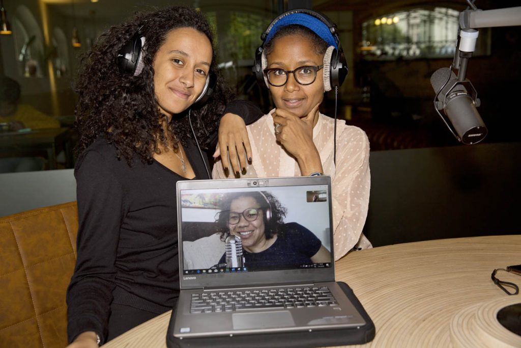 De makers van Dipsaus v.l.n.r: Mariam el Maslouhi, Anousha Nzume (op het scherm) en Ebissé Wakjira-Rouw | © Erik Veld