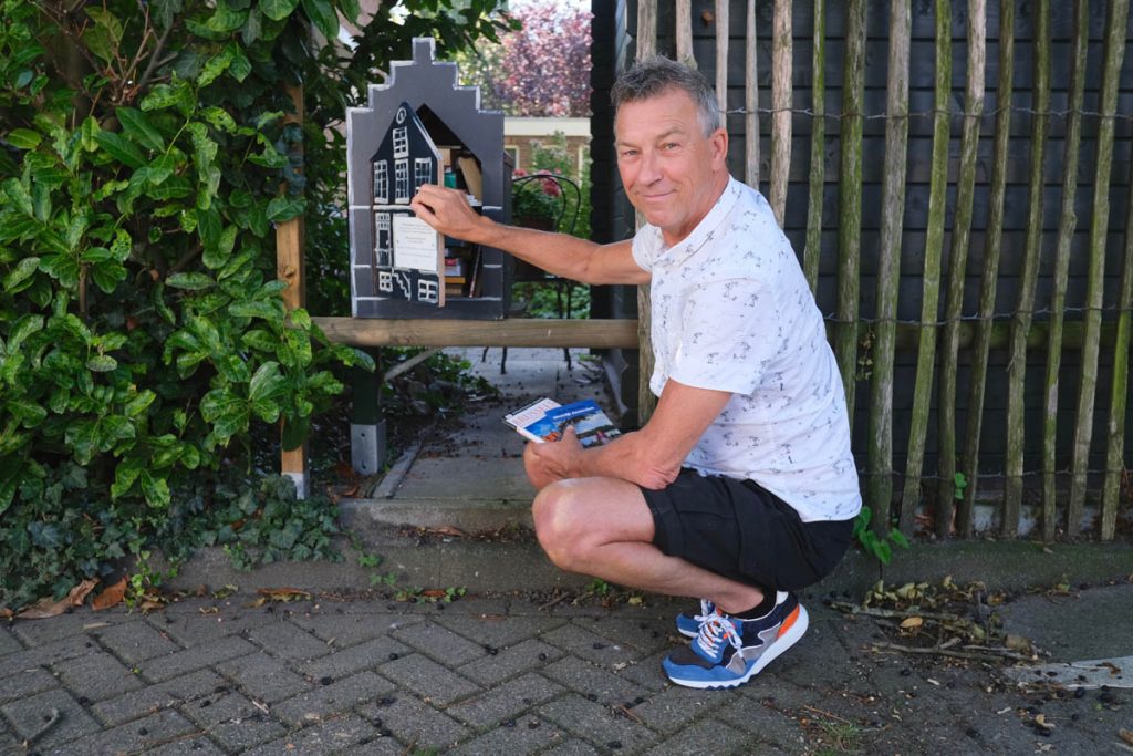 Ad van Dam bij zijn kastje in de Harry Koningsbergerstraat | © Sodis Vita