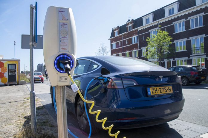 Een elektrische auto aan de laadpaal | © George Maas/Fotonova