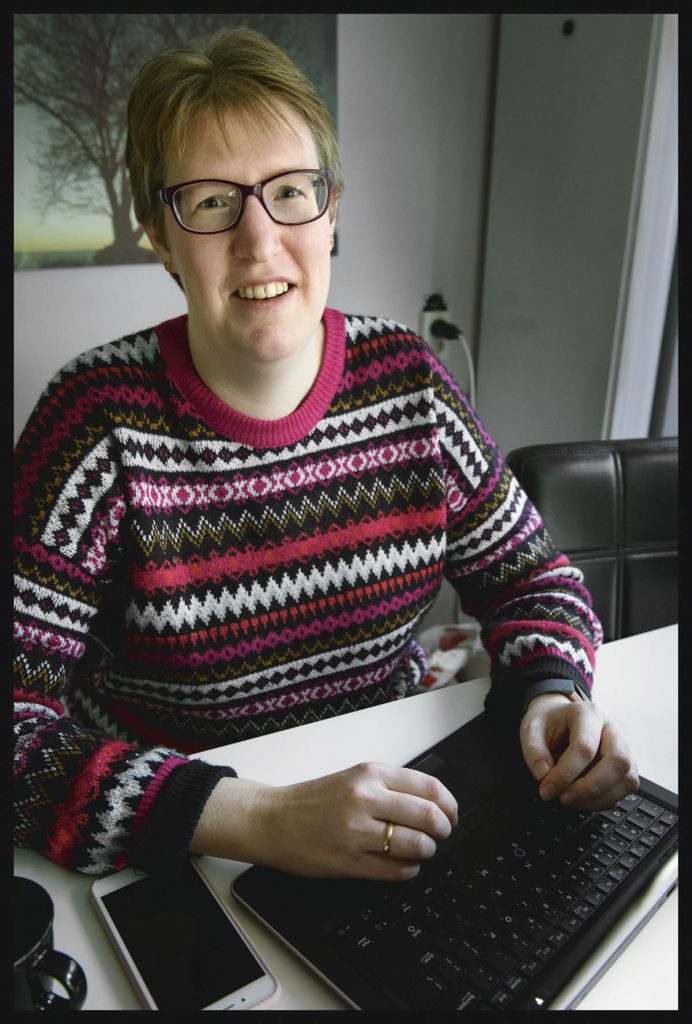 Janneke Kaim zit in de Wajong-regeling. Ze werkt 32 uur thuis voor een internetbedrijf. | © Sake Rijpkema
