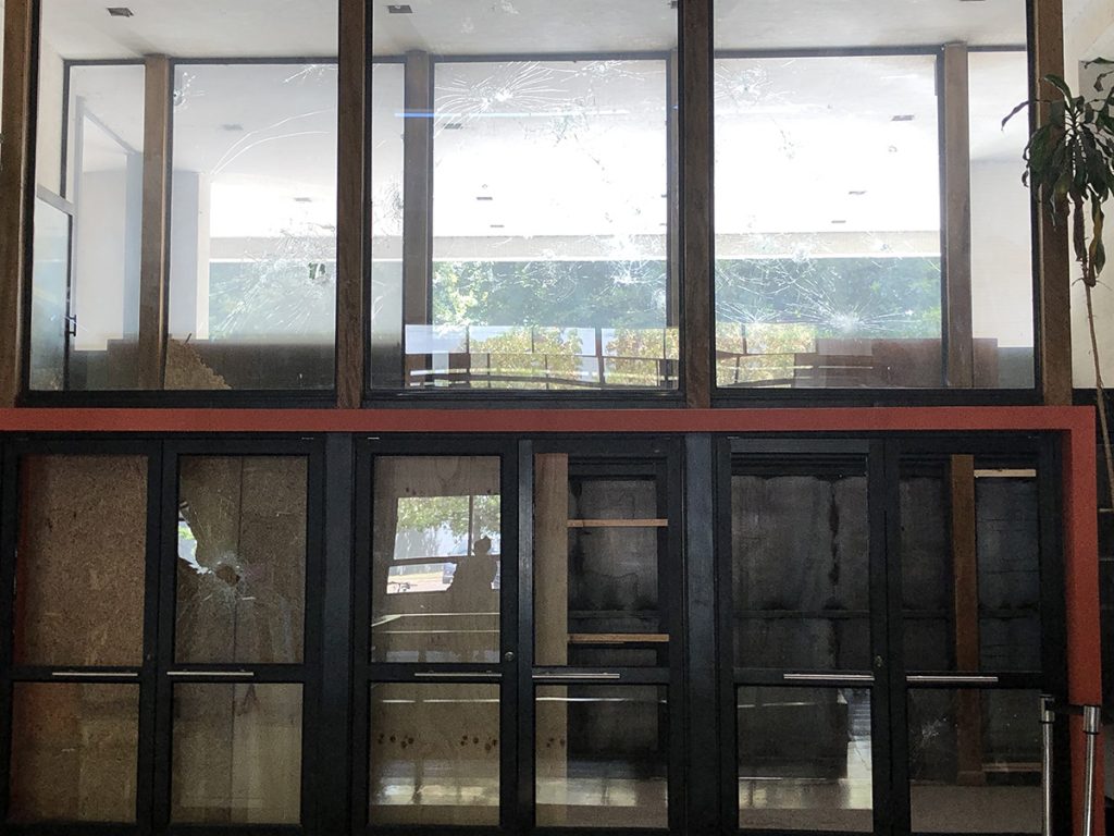 In de hal van het gemeentehuis van Valdivia, hebben demonstranten het glas ingeslagen. Alles functioneert nog wel normaal, maar je moet via een beveiligde zijingang naar binnen