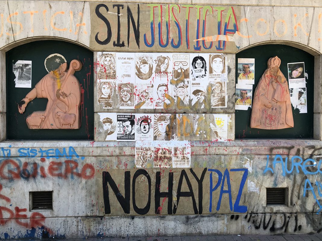 De graffiti spreekt boekdelen, het volk is kwaad. ‘Zonder gerechtigdheid, is er geen vrede’