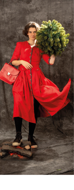 Flora in haar nieuwe rode jurk © George Maas/Fotonova